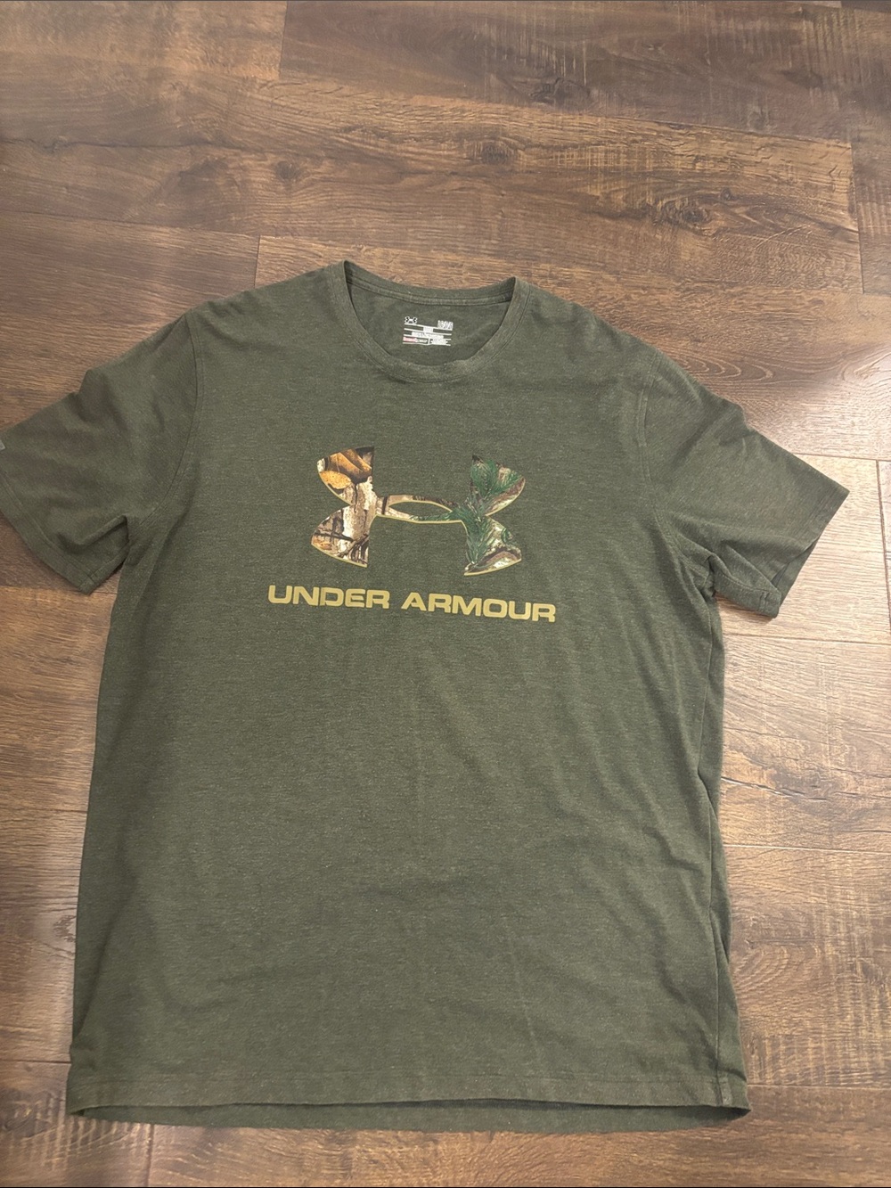 Men's under armour camo logo shirt. Great condition. Size large.